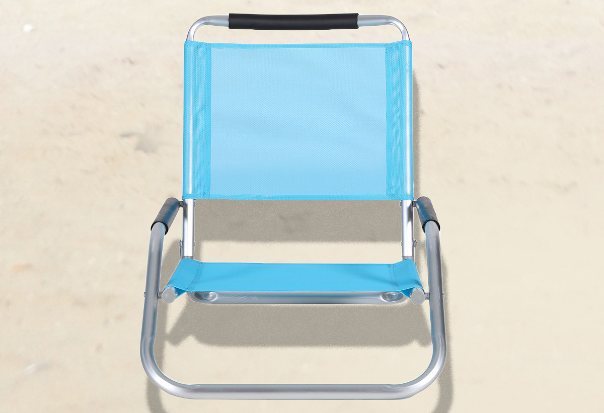 απεικονίζεται Μεταλλική Καρέκλα Παραλίας στην αμμουδιά